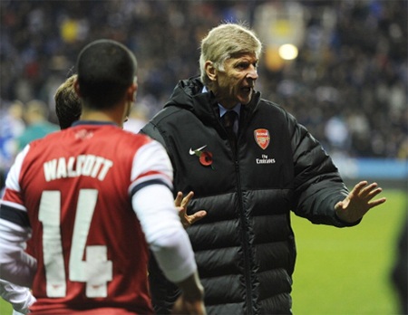 Wenger phải căn dặn học trò khá nhiều trong giờ nghĩ giữa hai hiệp