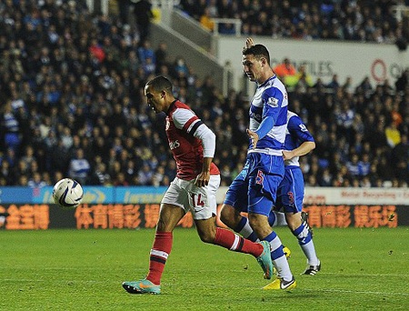 Ngay phút đầu hiệp 2, Walcott đã giúp đội khách có bàn rút ngắn cách biệt