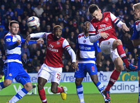 Koscielny lập công chuộc tội, phút 69 anh đánh đầu tung lưới đội chủ nhà