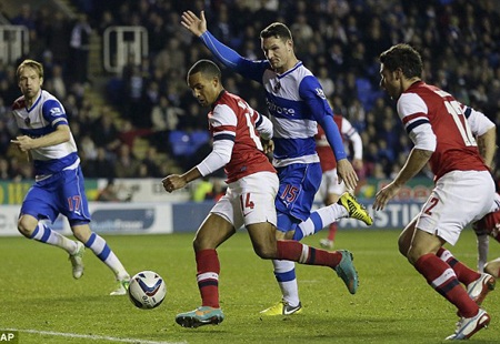 Walcott với pha kết hiểm ở phút bù giờ cuối cùng đã san hòa 4-4