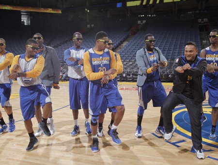 Các cầu thủ bóng rổ của đội Golden State Warriors cũng đang học điệu nhảy Gangnam Style