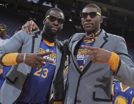 Hai cầu thủ Draymond Green và Festus Ezeli của Golden State Warriors tham gia buổi tập