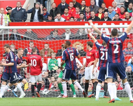 Rooney có vẻ mải theo người nên đã đốt lưới nhà