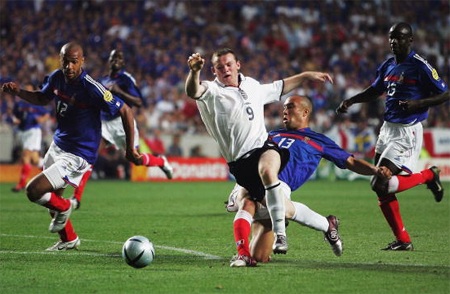 Rooney giúp tuyển Anh có được quả phạt đền trong trận đấu mở màn Euro 2004 với Pháp