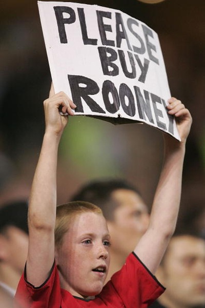 Rooney giúp tuyển Anh có được quả phạt đền trong trận đấu mở màn Euro 2004 với Pháp