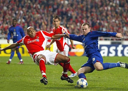 Tiền đạo trẻ mang áo số 8, anh có trận ra mắt Champions League gặp Benfica