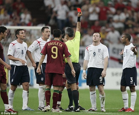 Tiền đạo trẻ mang áo số 8, anh có trận ra mắt Champions League gặp Benfica