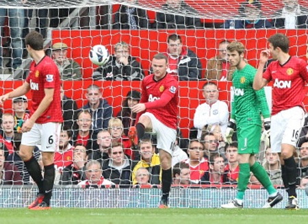 Rooney có vẻ mải theo người nên đã đốt lưới nhà