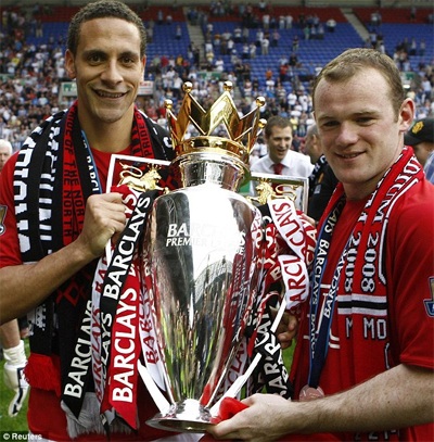 Chiếc cúp đầu tiên của Rooney cùng với MU