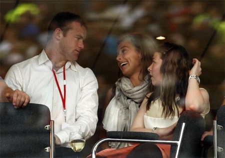 Sau chụp bức ảnh này 11 ngày Rooney cưới vợ vào (12/6/2008)