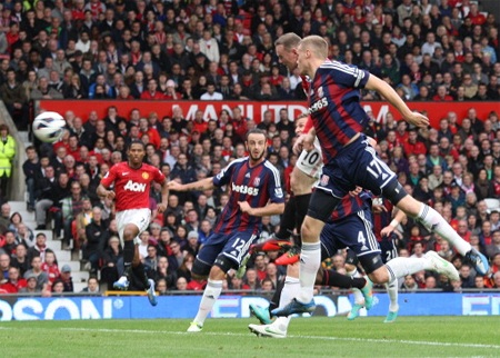 Van Persie kiến tạo và Rooney có bàn thắng đầu tiên tại Premier League