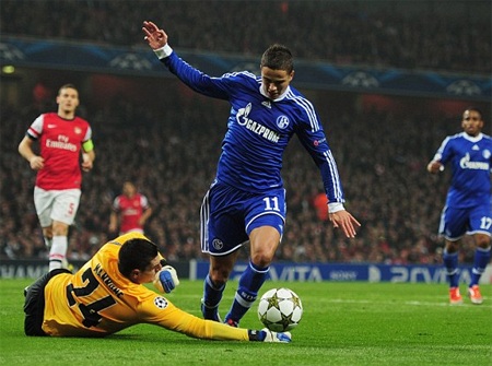 Schalke 04 “đánh sập” Emirates - 3 Schalke thường xuyên khán giả yêu Arsenal phải giật mình