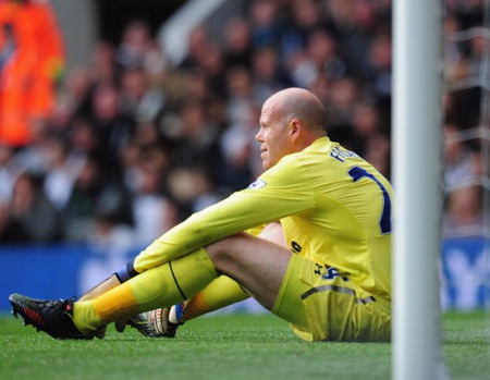 Sự chán nản của Frieldel sau khi phải vào lưới nhặt bóng lần thứ 4. Chung cuộc Chelsea thắng 4-2.