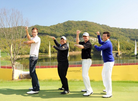 Hai cầu thủ Draymond Green và Festus Ezeli của Golden State Warriors tham gia buổi tập