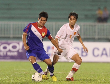 Hàng thủ Việt Nam vẫn còn mắc nhiều sai sót, ảnh: Sơn Dũng