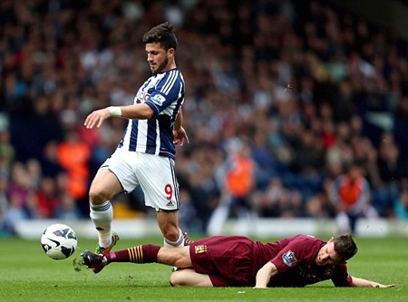 Khó khăn chồng chất khó khăn, ngay trong hiệp 1 đội khách chỉ còn 10 người...