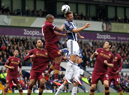 Tiền đạo của đội chủ nhà Long, luôn là tâm điểm chăm sóc của các cầu thủ Man City, từ hậu vệ...