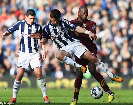 Tiền đạo của đội chủ nhà Long, luôn là tâm điểm chăm sóc của các cầu thủ Man City, từ hậu vệ...