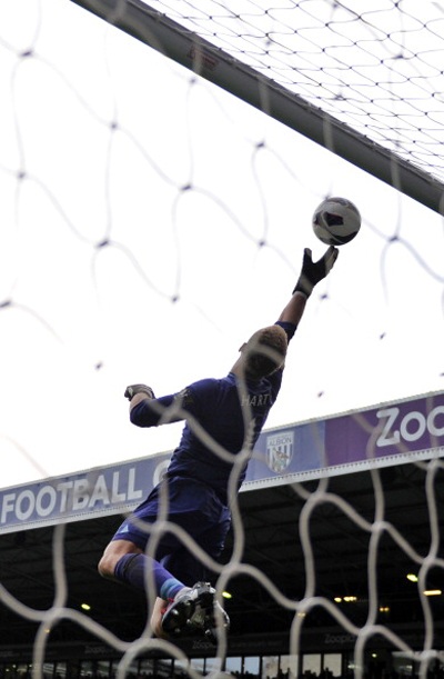 Joe Hart liên tục phải trổ tài cứu thua cho Man City