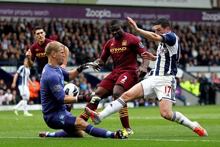 Một ngày lao động vất vả của thủ thành người Anh