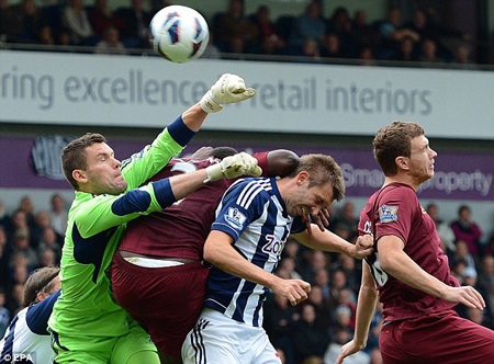 Bất ngờ xảy ra ở phút 80, Dzeko giúp đội khách cân bằng tỷ số