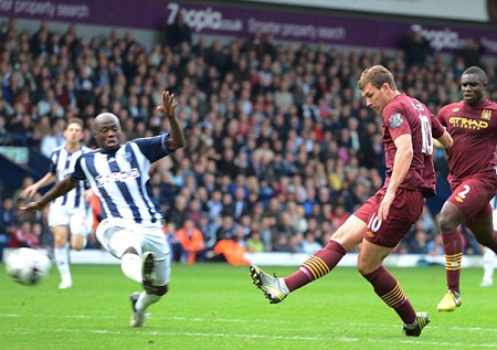 Số ít khán giả theo Ma City vỡ hòa khi phút bù giờ, tiền đạo này tiếp tục ghi bàn