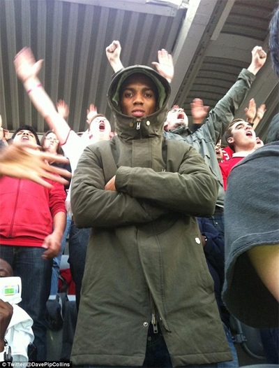 Ashley Young “trốn” MU đi xem bóng đá - 1 Young sử dụng áo khoác có mũ to trùm kín đầu để mọi người đỡ nhận ra anh