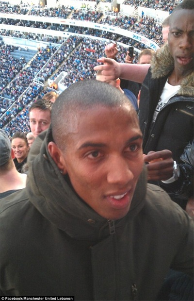Ashley Young “trốn” MU đi xem bóng đá - 2 Nhưng tuyển thủ Anh không thể giấu giếm được thân phận