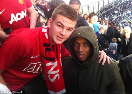 Ashley Young “trốn” MU đi xem bóng đá - 3 Một khán giả chụp ảnh cùng với Young