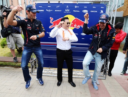 Hai tay đua của đội đua Red Bull tỏ ra rất hào hứng...