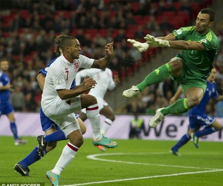 Theo Walcott bị nghi ngờ gẫy xương sườn - 1 Thủ thành Simoncini phi cả người ra trong khi Walcott lại đang đà lao đến