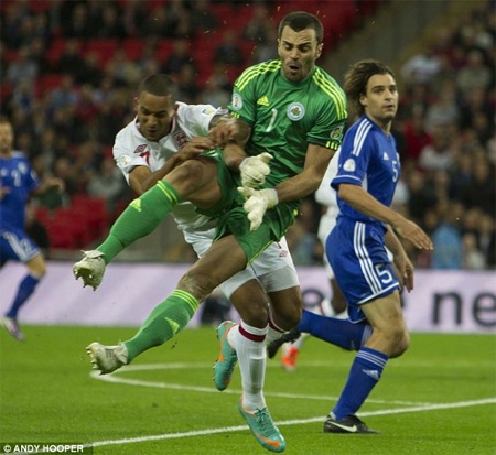 Theo Walcott bị nghi ngờ gẫy xương sườn - 2 Phần hông và thân trên của Simoncini đập thẳng vào ngực của Walcott