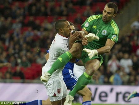 Theo Walcott bị nghi ngờ gẫy xương sườn - 3 Ở những tình huống thế này khi các cầu thủ phát hiện ra, họ cũng không kịp tránh