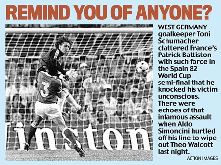 Theo Walcott bị nghi ngờ gẫy xương sườn - 6 Walcott nhanh chóng được đưa ra sân và đi đến bệnh viện