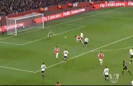 Giroud san hòa 3-3 sau đường tạt bóng của Walcott