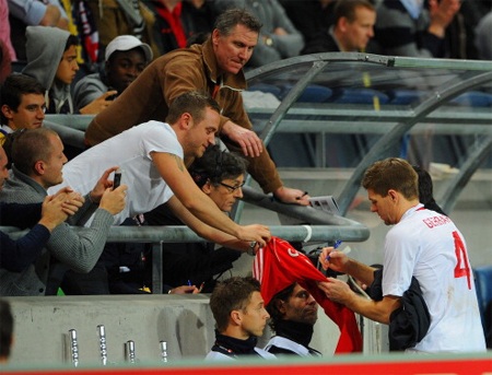 Gerrard là tâm điểm chú ý củ trận giao hữu giữa Anh và Thụy Điển