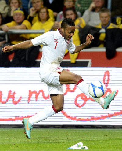 Đàn em 17 tuổi của Gerrard, Sterling có trận ra mắt tuyển Anh ở độ tuổi 17