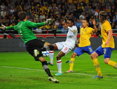 Welbeck gỡ hòa 1-1 sau đường tạt bóng dọn cỗ của Ashley Young ở phút 35