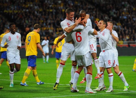 Caulker đệm bóng cận thành nâng tỷ số lên 2-1 ở phút 38