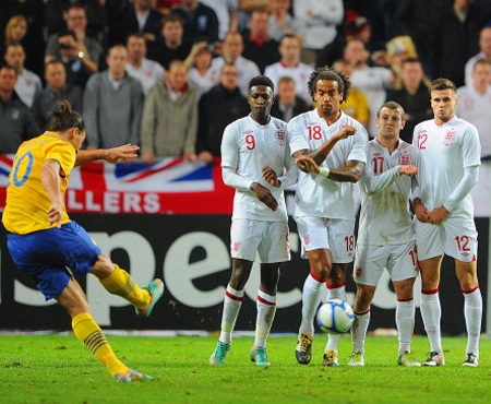 Ibra sút phạt đẹp mắt đánh bại Hart nâng tỷ số lên 3-2