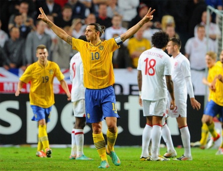 Ibra sút phạt đẹp mắt đánh bại Hart nâng tỷ số lên 3-2