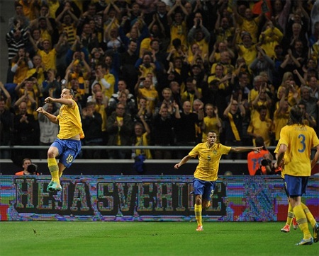 Ibra gỡ hòa 2-2 và cân bằng 39 bàn với Larsson