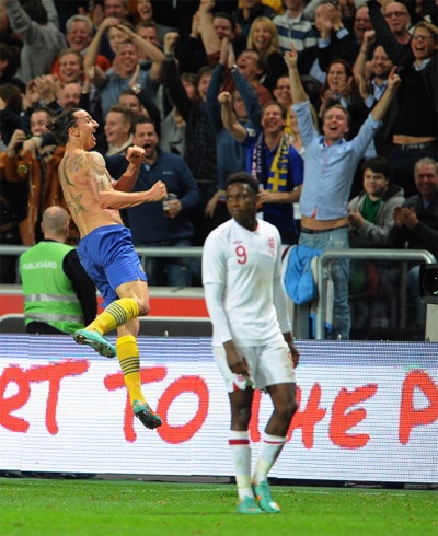 ...giúp Ibra có bàn thắng thứ 4 và biến đêm của Gerrard thành đêm của Ibra