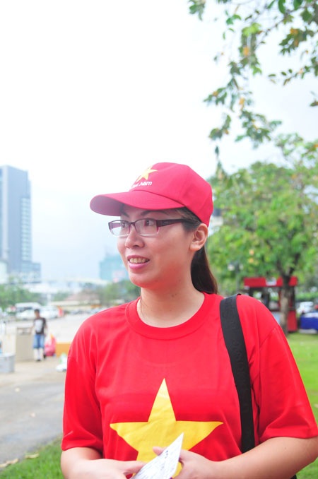 Cổ động viên Việt Nam hâm nóng không khí tại Rajamangala - 5 Kim Anh