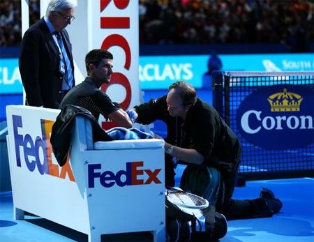 Vượt qua Federer, Djokovic lần thứ 2 vô địch ATP World Tour Finals - 3 Dù cần tới nhân viên y tế chăm sóc nhưng Nole vẫn đánh rất bền bỉ