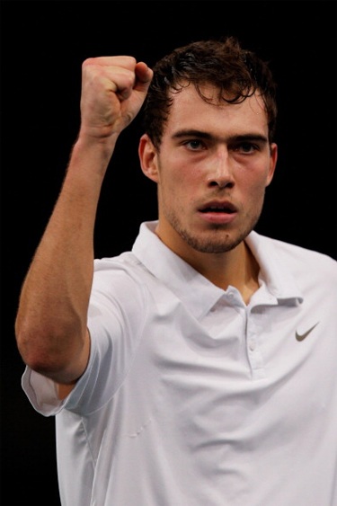 Janowicz đã thể hiện những cú giao bóng đầy uy lực