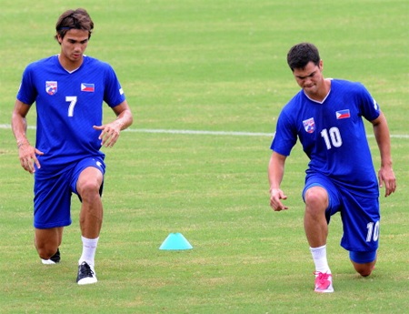 4 ngôi sao có thể tỏa sáng ở bảng A AFF Cup 2012 - 2 James (số 7) và người em trai Phil (số 10)