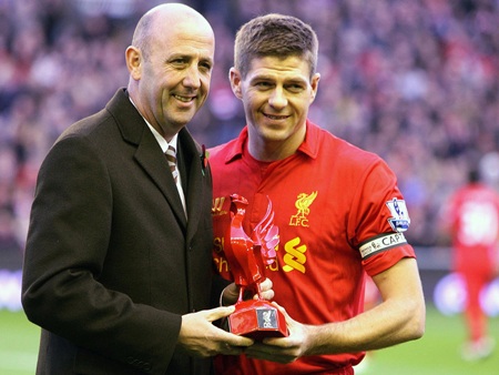 Gerrard nhận kỷ niệm cho trận đấu thứ 600 anh ra sân cùng Liverpool từ Gary McAllister