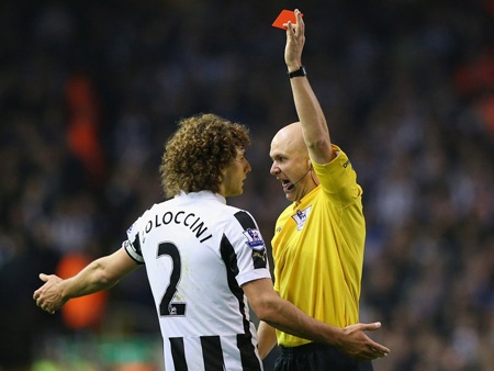 Coloccini nhận thẻ đỏ khiến Chích chòe chỉ còn 10 người