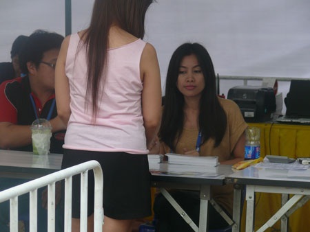 Vé ở Thái Lan, vé ở Việt Nam - 1 Lượng khán giải Thái Lan đến quầy vé khá ít